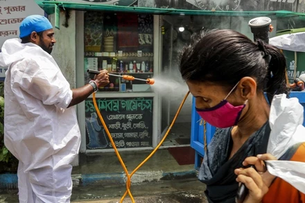 Xịt khử khuẩn để phòng chống Covid-19 tại Kolkata, Ấn Độ, ngày 30-8. (Ảnh: AP)