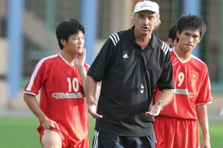 HLV Alfred Riedl từng dẫn dắt lứa Công Vinh, Văn Quyến vào những năm 2005-2007. (Ảnh: VFF)