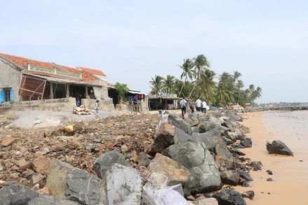 Mùa mưa bão năm 2019, sóng biển gây triều cường xâm thực, uy hiếp khu dân cư Mỹ Quang Nam, huyện Tuy An.