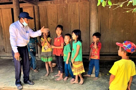 Các giáo viên Trường tiểu học Cư Pui 2 tuyên truyền, vận động học sinh đến trường.