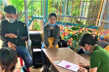 Công an TP Buôn Ma Thuột làm việc với đối tượng tiêm vắc-xin phòng bệnh bạch hầu không rõ nguồn gốc. 