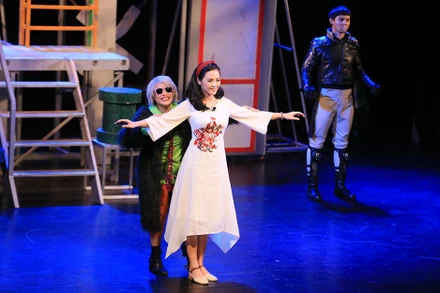 Diễn viên Thu Quỳnh trong vở "Bông cúc xanh trên đầm lầy".