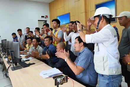 Đội ngũ kỹ sư, công nhân của Trungnam Group vui mừng khi đóng điện thành công.