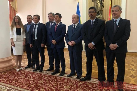 Đại sứ Việt Nam tại Ukraine Nguyễn Anh Tuấn (ngoài cùng bên phải) chụp ảnh lưu niệm cùng các đại biểu tại cuộc họp