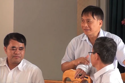 Ông Hiển (trái) và ông Tuấn (đứng), đang giải quyết vụ mất khả năng chi trả tại Quỹ tín dụng nhân dân Thái Bình, TP Biên Hòa vào năm 2017.