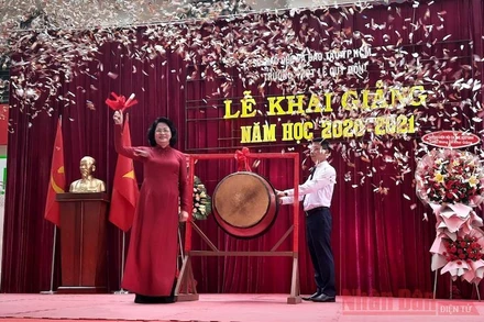 Phó Chủ tịch nước Đặng Thị Ngọc Thịnh đánh trống khai giảng năm học mới tại Trường THPT Lê Quý Đôn (TP Hồ Chí Minh)