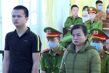 Hai bị cáo tại phiên tòa.