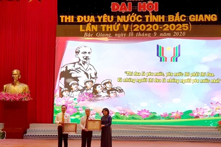 Đồng chí Đặng Thị Ngọc Thịnh trao Huân chương Lao động cho các đồng chí Bùi Văn Hạnh (ngoài cùng, bên trái) và Từ Minh Hải (ở giữa).