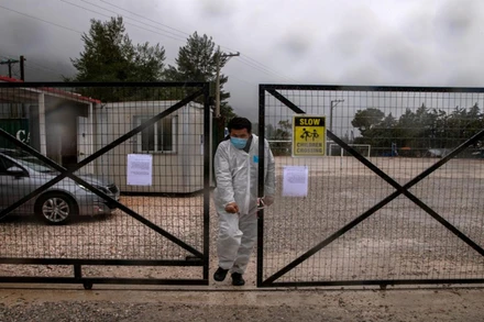 Người đàn ông mặc đồ bảo hộ khi rời trại Malakassa, Hy Lạp, ngày 5-4. (Ảnh: Reuters) 