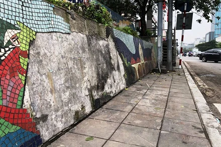 Nhiều đoạn tại Con đường gốm sứ đã xuống cấp, cần sớm được sửa chữa.