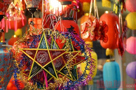 Phố Hàng Mã luôn rực rỡ, lung linh mỗi dịp Trung Thu (Ảnh: NDĐT)