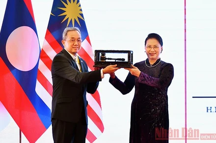 Chủ tịch Quốc hội Nguyễn Thị Kim Ngân, Chủ tịch AIPA 41 thực hiện nghi thức chuyển giao chức Chủ tịch AIPA cho Brunei Darussalam. Ảnh: DUY LINH