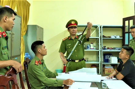 Kiểm tra bên trong gói hàng, Công an phát hiện bên trong chiếc ghi đông của xe đạp là một nòng súng được Doãn Nam đặt mua.