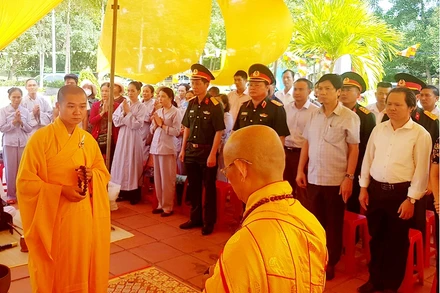 Nhiều đại diện lãnh đạo sở, ngành cùng tăng ni, phật tử và nhân dân Quảng Trị dự lễ cầu siêu.