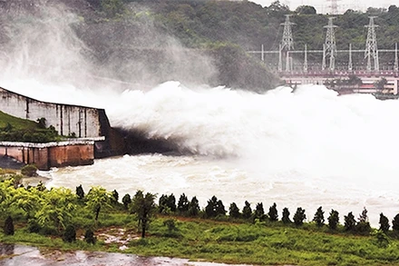 Nhà máy thủy điện Hòa Bình mở tám cửa xả đáy năm 2017. Ảnh: GIANG HUY.