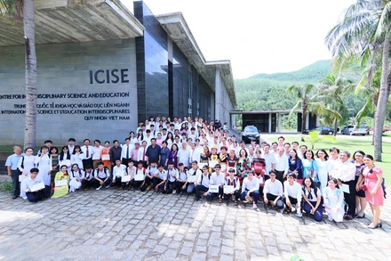 Học sinh, sinh viên hai tỉnh Bình Định, Phú Yên nhận Học bổng Vallet năm 2020, với các đại biểu tại Trung tâm quốc tế Khoa học và Giáo dục liên ngành (tỉnh Bình Định).