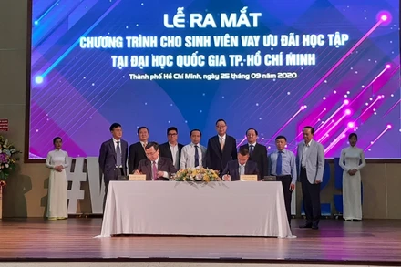 Đại diện VNU-F và Ngân hàng BIDV ký kết biên bản thỏa thuận hợp tác Chương trình cho sinh viên vay ưu đãi học tập với lãi suất 0%.