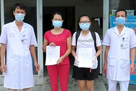 Bệnh viện Bệnh Nhiệt đới Hải Dương trao quyết định xuất viện cho những người khỏi bệnh.