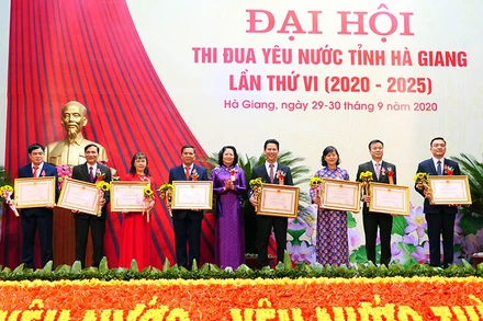 Phó Chủ tịch nước trao tặng Huân chương Lao động hạng Nhì và hạng Ba cho các cá nhân điển hình tỉnh Hà Giang.