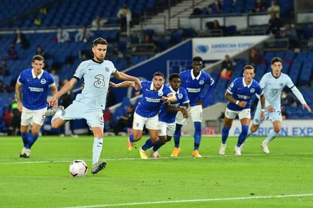 Forginho (áo trắng) sút phạt đền mở tỷ số cho Chelsea.