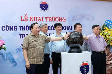 Các đại biểu ấn nút khai trương Cổng thông tin công khai giá trang thiết bị y tế.