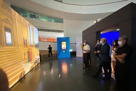 Khách tham quan trải nghiệm tác phẩm của danh họa Raffaelo bằng công nghệ.