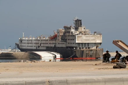 Quân đội Lebanon làm việc tại hiện trường vụ nổ tại cảng Beirut. (Ảnh: Reuters)