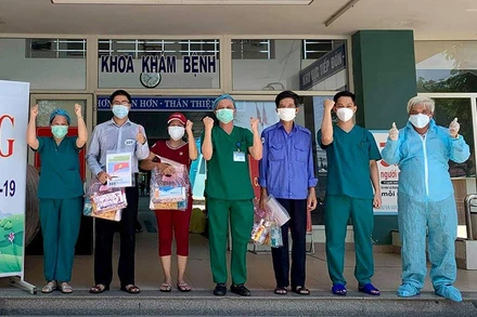 Các bệnh nhân được công bố khỏi bệnh tại Trung tâm Y tế Hòa Vang.