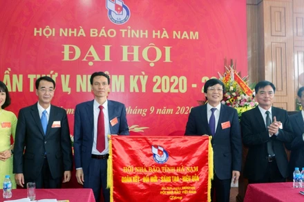 Ông Hồ Quang Lợi, Phó Chủ tịch Hội Nhà báo Việt Nam tặng Hội Nhà báo Hà Nam bức trướng.