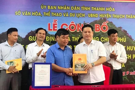 Thừa ủy quyền của Thủ tướng Chính phủ, lãnh đạo Sở Văn hóa-Thể thao và Du lịch Thanh Hóa trao quyết định quy hoạch tổng thể cho huyện Thạch Thành.