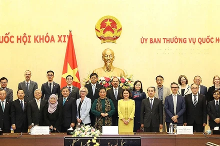 Đồng chí Tòng Thị Phóng chụp ảnh lưu niệm với các Đại sứ, Trưởng đại diện cơ quan ngoại giao các nước ASEAN, quan sát viên AIPA và khách mời nước chủ nhà trước thềm Đại hội đồng AIPA 41.