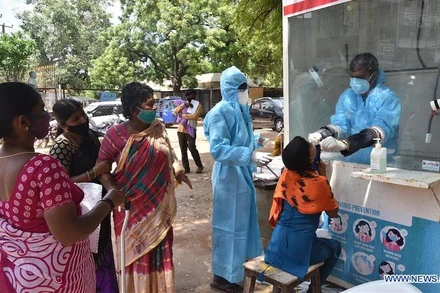 Ấn Độ tiếp tục là quốc gia ghi nhận số ca mắc mới Covid-19 trong một ngày cao nhất thế giới. (Ảnh: Xinhua)