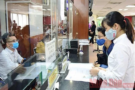 Doanh nghiệp làm thủ tục đăng ký kinh doanh tại Bộ phận một cửa Sở Kế hoạch và Đầu tư Hà Nội. Ảnh: ĐĂNG ANH