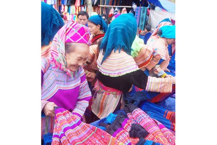 Bán thổ cẩm ở chợ Si Ma Cai. Ảnh: TUẤN LỢI