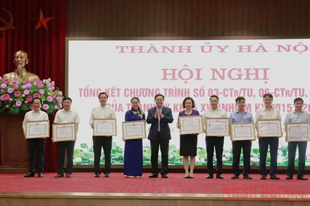 Đồng chí Vương Đình Huệ, Uỷ viên Bộ Chính trị, Bí thư Thành uỷ trao bằng khen cho các tập thể và cá nhân. (Ảnh: Duy Linh)