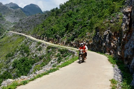 Nhiều tuyến đường ở huyện Đồng Văn (tỉnh Hà Giang) được bê-tông hóa tạo điều kiện cho nhân dân đi lại, giao thương. (Ảnh: Khánh Toàn)