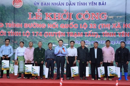 Tặng quà cho người có uy tín, hộ tự nguyện hiến đất làm đường giao thông.