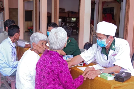 Quân y BĐBP khám bệnh, cấp thuốc cho người già neo đơn.
