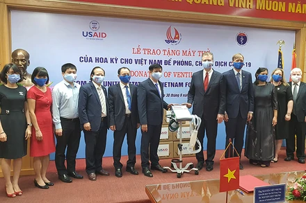 Hoa Kỳ trao tặng Việt Nam 100 máy thở hỗ trợ phòng, chống đại dịch Covid-19