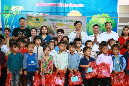 Lãnh đạo Hiệp hội Doanh nghi tỉnh cùng lãnh đạo huyện Nậm Pồ trao quà trung thu cho học sinh xã Si Pha Phìn.