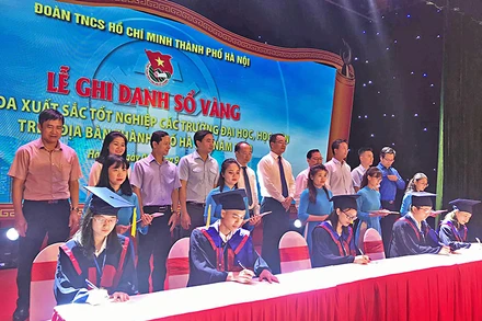 Các thủ khoa tiến hành Lễ “Ghi danh sổ vàng” năm 2020.