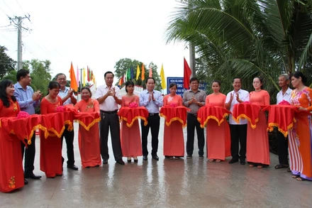 Các đại biểu cắt băng khánh thành cầu Nàng Mau 2.