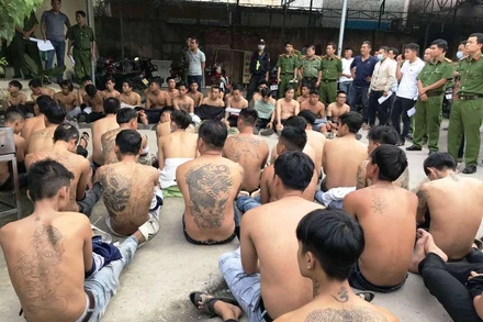 Lực lượng công an bắt giữ các đối tượng.