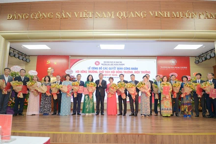 Thứ trưởng GD-ĐT Nguyễn Văn Phúc trao các Quyết định tại buổi lễ.