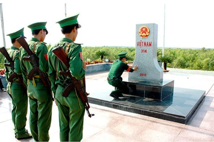 Cán bộ, chiến sĩ Đồn Biên phòng CKQT Hà Tiên tuần tra, bảo vệ đường biên, mốc quốc giới.