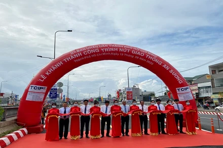 Lãnh đạo UBND TP Hồ Chí Minh và các sở, ngành tham dự Lễ khánh thành toàn bộ công trình nút giao thông An Sương.