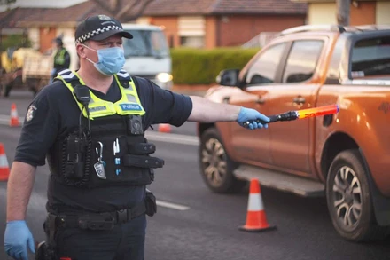 Cảnh sát Australia đeo khẩu trang khi làm nhiệm vụ để ngăn chặn sự lây lan của Covid-19. (Ảnh: ABC)