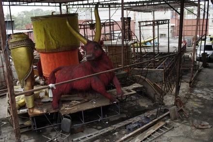 Dụng cụ diễu hành trong Lễ hội Carnival Rio nằm trơ trọi trong trường dạy nhảy samba Unidos de Padre Miguel (Ảnh: AP)