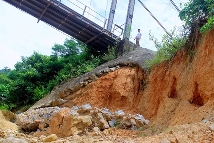 Mố cầu Xốp Nhị bị sạt lở nghiêm trọng bởi mưa lũ do ảnh hưởng của bão số 4, năm 2018.