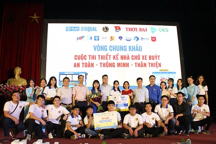 Đội 20 Plus UTC, Đại học Giao thông vận tải, nhận giải Nhất (Ảnh: Ban tổ chức).